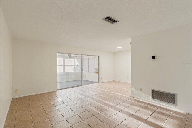 Foto del edificio - 1248 Lazy Lake Rd W