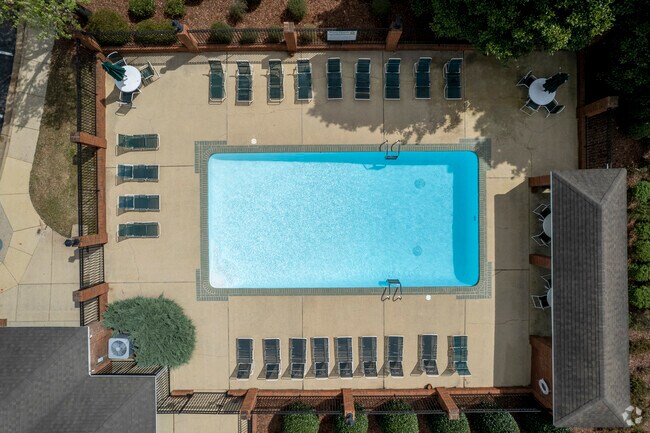 Piscina - Yorktown Commons Luxury Apartments