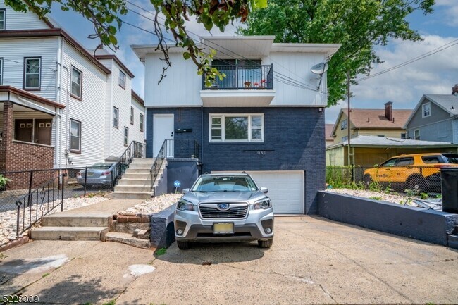 Building Photo - 1087 Julia St