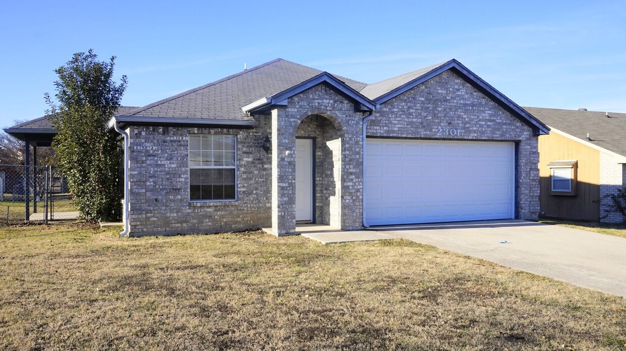 Primary Photo - 2301 Flintstone Cir