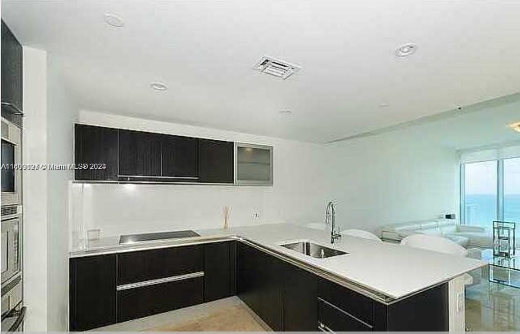 Foto principal - 17001 Collins Ave