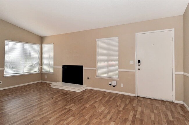 Building Photo - 143 S Terra Cotta Rd