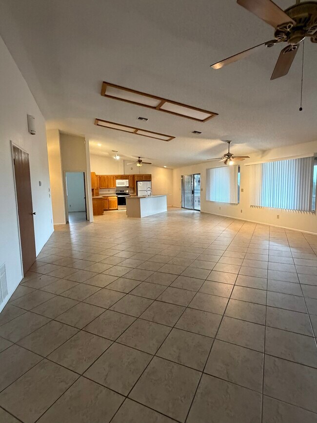 Foto del edificio - 533 E Montgomery Ave