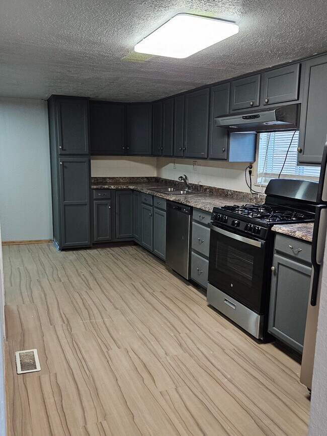 Building Photo - 724 Troy Ave