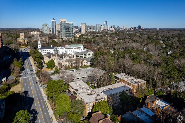 Foto aérea - 2637 Peachtree Rd NE