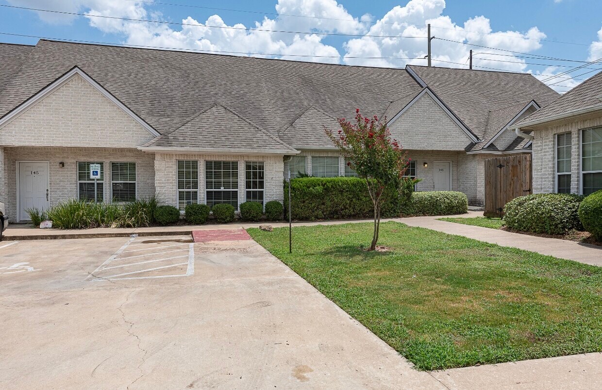 Primary Photo - 3613 S Hampton Ct