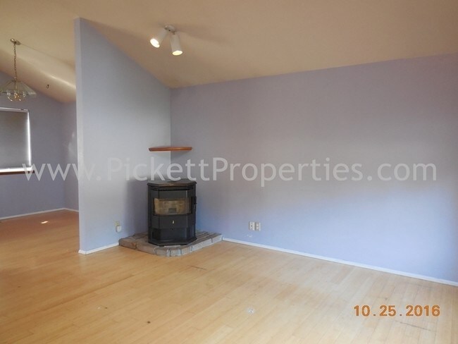 Building Photo - Charming 3 Bedroom with White Picket Fence