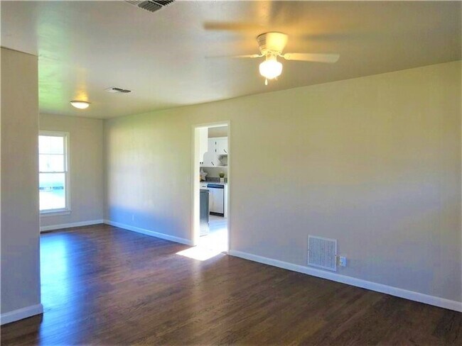 Building Photo - 3 BED 1 BATH 1 CAR GARAGE- WEST HIGHLAND G...