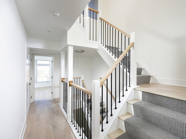 Escaleras del pasillo - 18 Greenbush Street