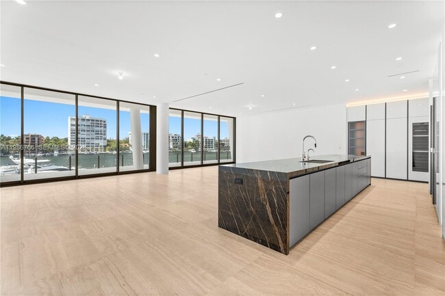 Foto del edificio - 5 Grove Isle Dr