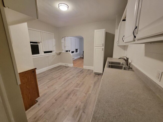 Foto del edificio - Beautifully updated large spacious home.  Great neighbors