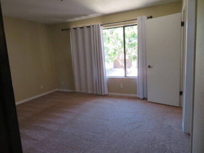 Building Photo - Hancock Park Village 3-Bedroom Condo