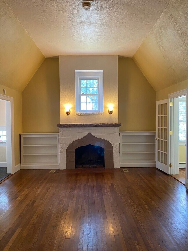 Foto del edificio - Charming French-Style Home in Sought-After...