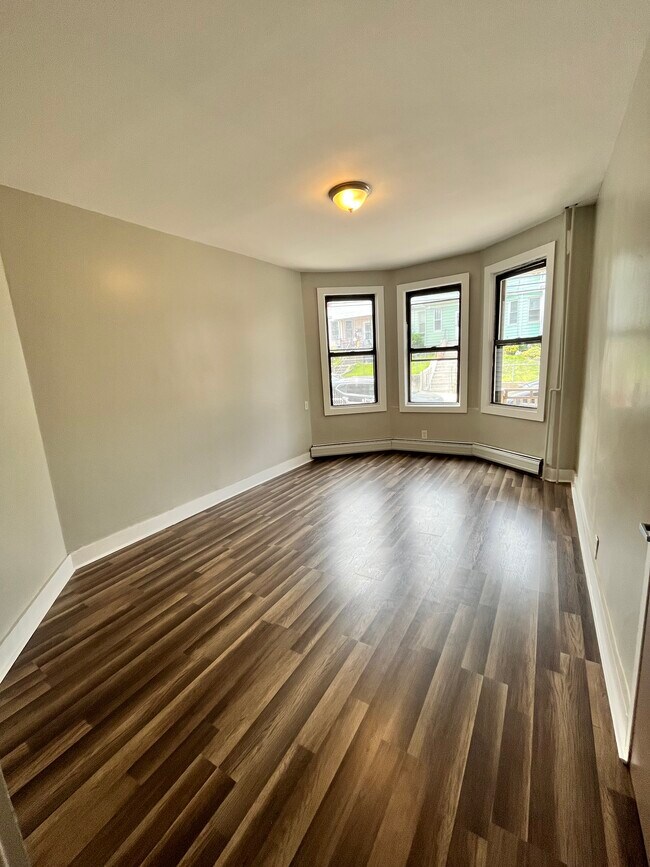 122 Randolph Ave 1R - 120 Randolph Ave
