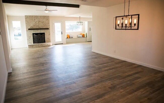 Foto del edificio - 305 Whitetail Dr