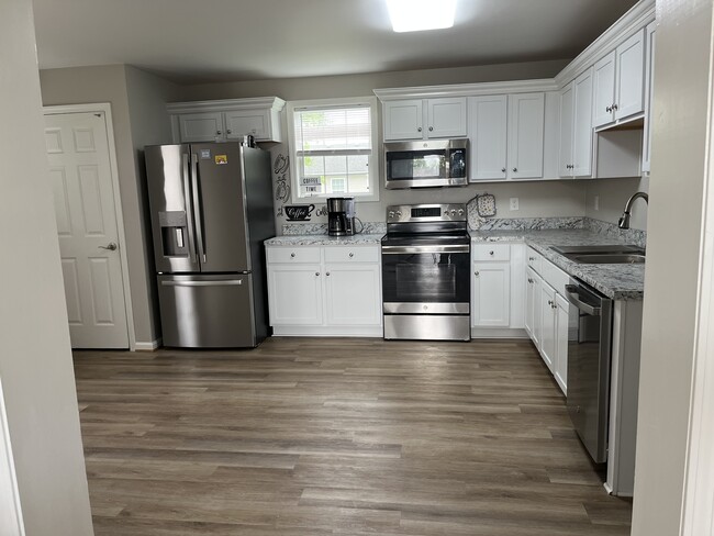 Building Photo - 176 Deerfield Ct
