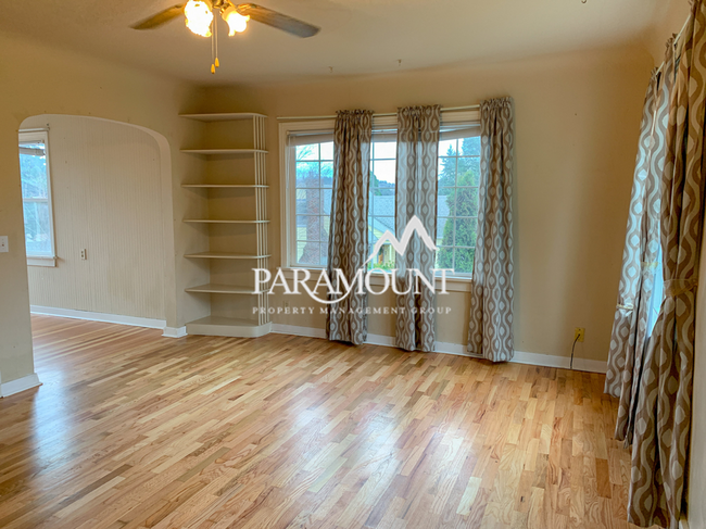 Building Photo - Cozy 2 Bed 1 Bath with Partial Water Views...