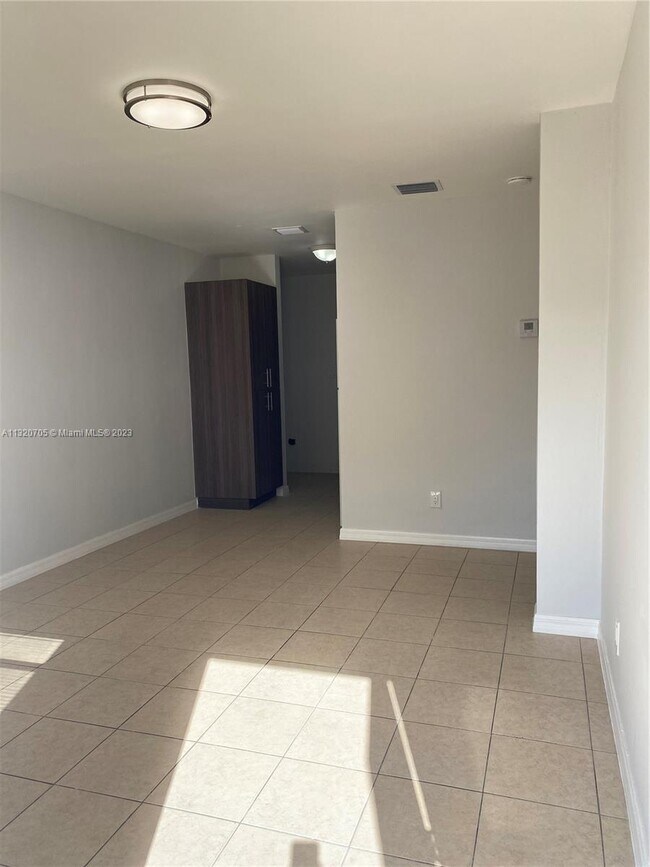 Foto del edificio - 908 NW 17th Ave