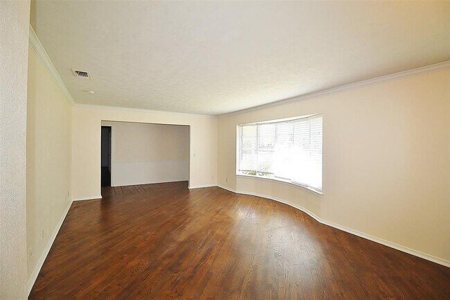 Foto del edificio - 2613 Briarwood Dr