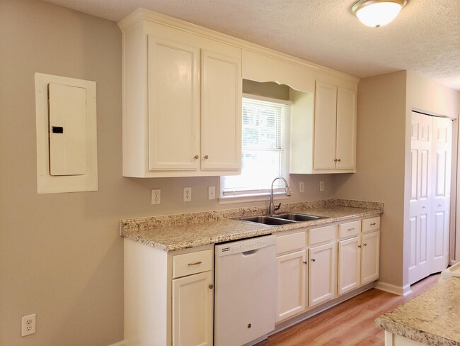 Building Photo - 308 Plaza Dr