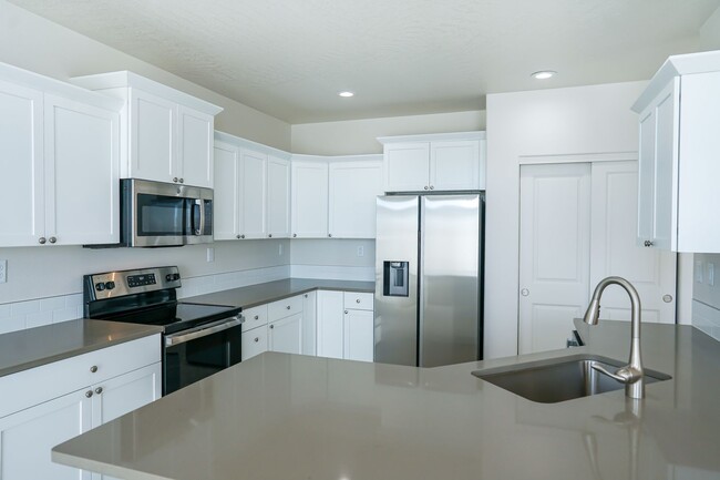Building Photo - Charming and Exceptionally Clean, 3 Bedroom
