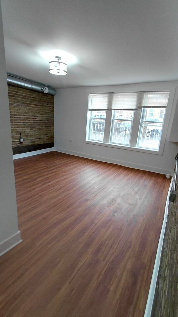 Foto del edificio - 1255 N Harding Ave