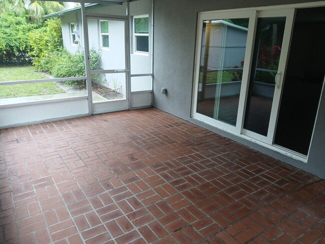 Building Photo - 709 SE Alamanda Way