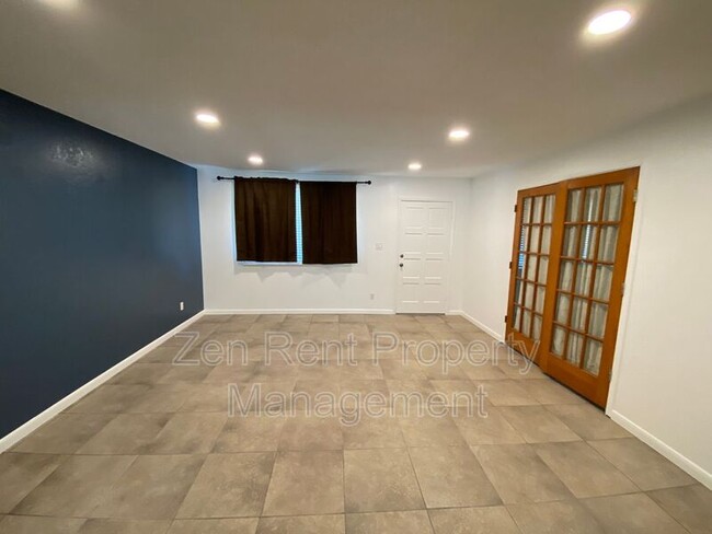 Building Photo - 3016 S George Dr