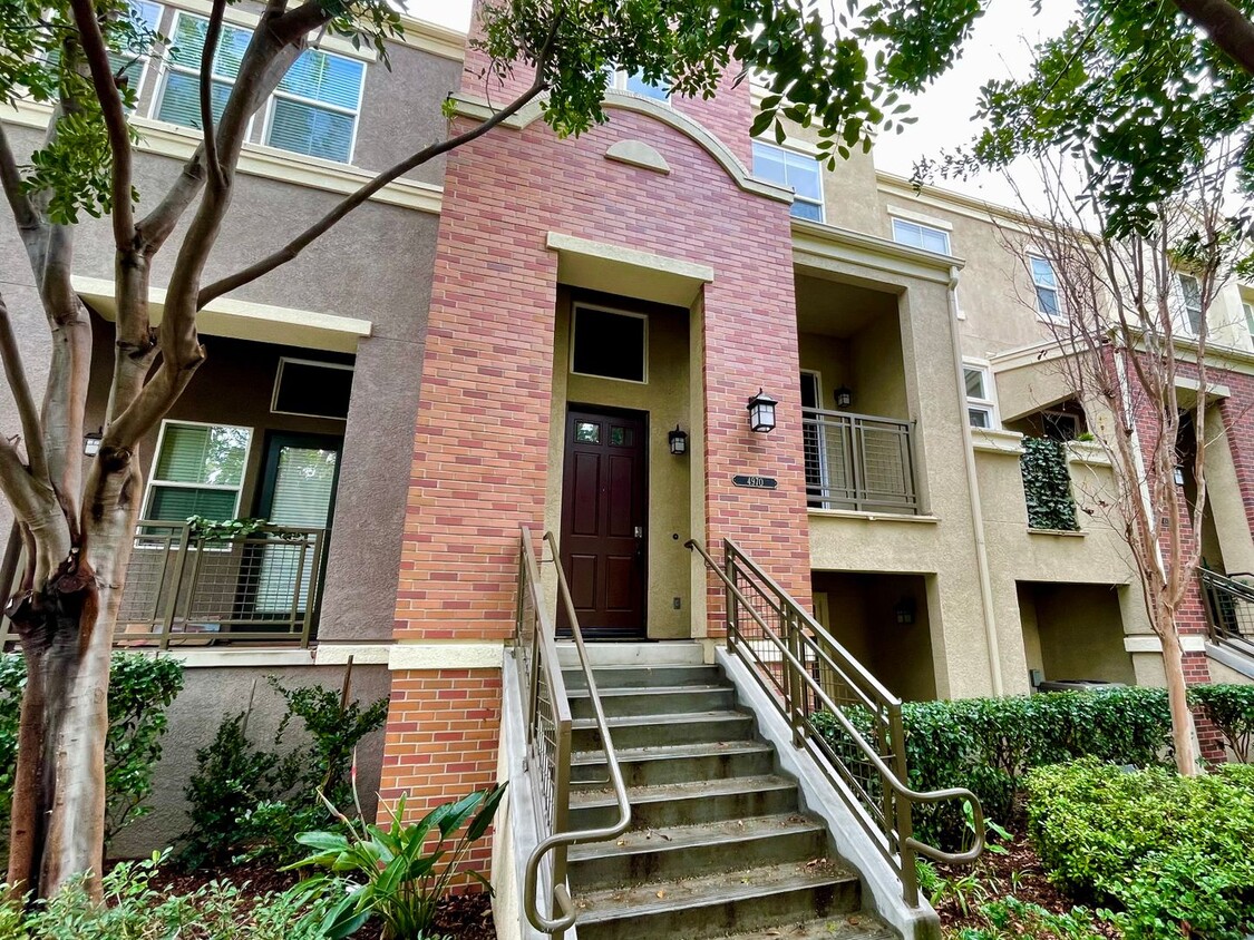 Primary Photo - Stunning 2 Bedroom/2.5 Bath Furnished Town...