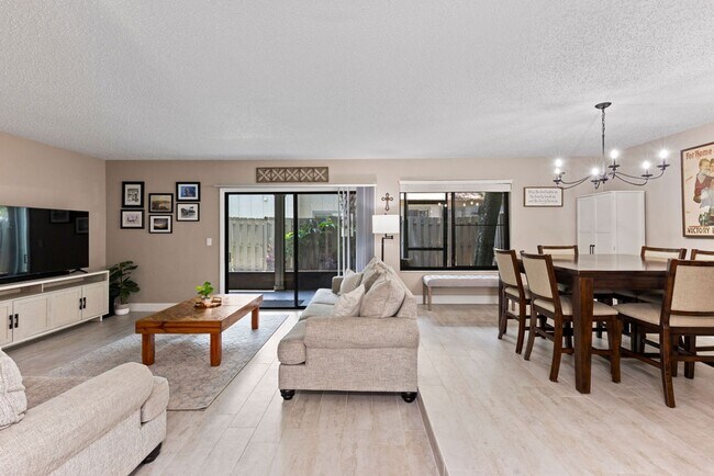 Building Photo - MOVE IN SPECIAL!!!  3/2.5 Townhome in The ...