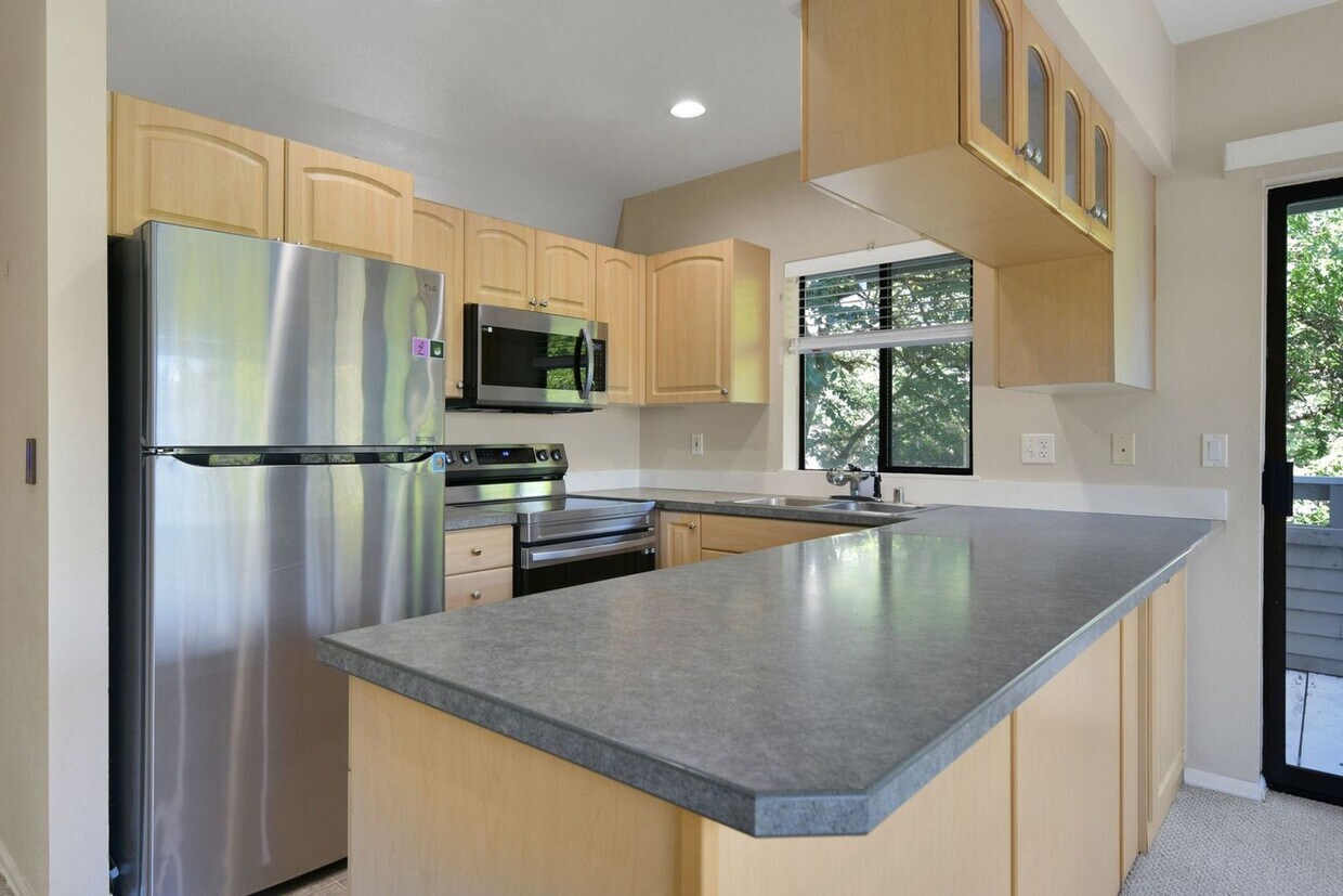 Primary Photo - Your Sun-Drenched Redmond Retreat Awaits!