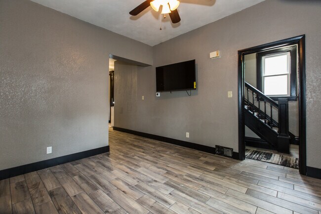 Building Photo - 582 W 17th St