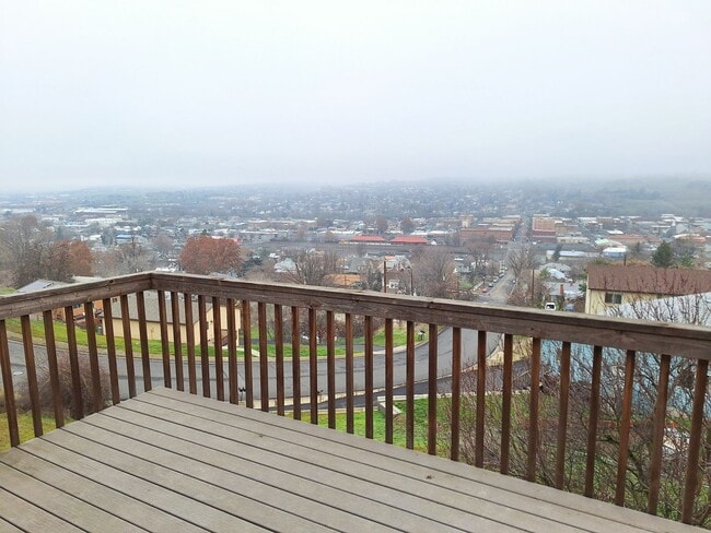 Building Photo - Newer 2 Bed 1 Bath Duplex With A View