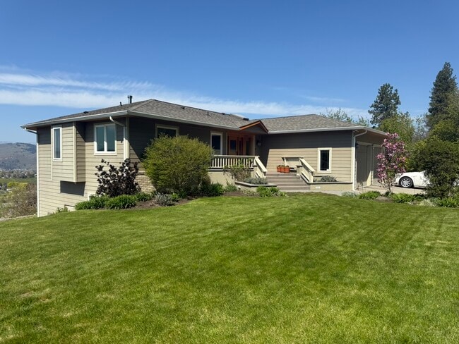 Building Photo - 996 Galiano Rd
