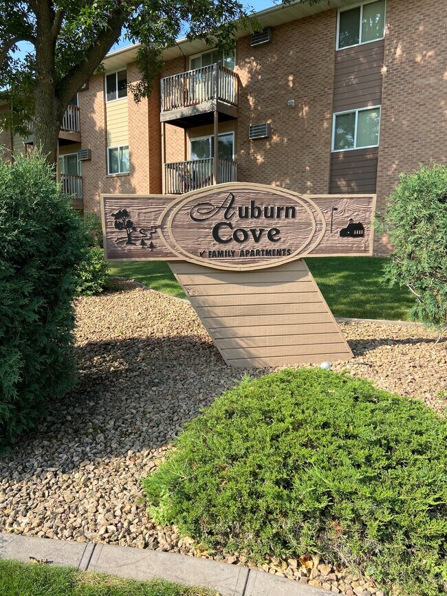 Letrero en el frente - Auburn Cove Apartments., LLC