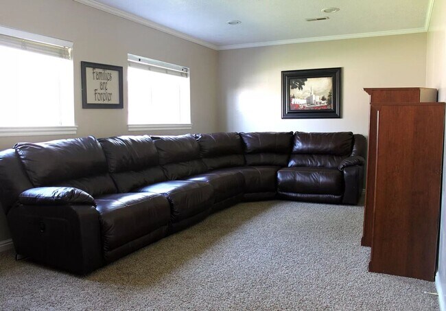 Building Photo - Must See!! 4 bedrooms 2 baths house in Lay...