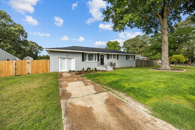 Foto del edificio - Spacious 4-Bedroom Home with Saltwater Pool & Large Fenced Yard