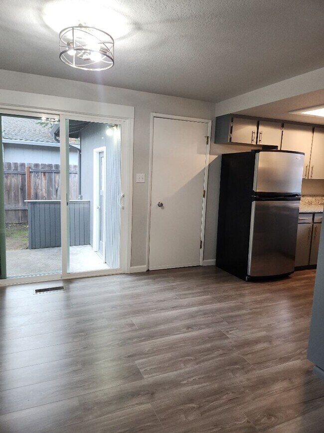 Foto del edificio - Modern 3 Bedroom Home with Spacious Backyard