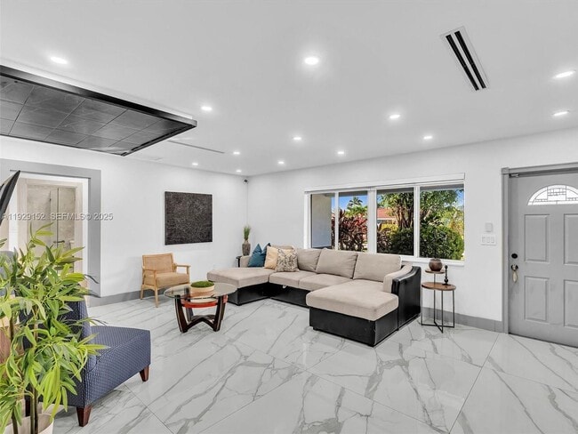 Building Photo - 440 SE 8th Ave