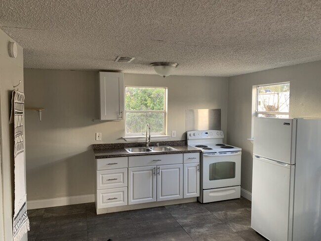 Building Photo - 909 Hackberry