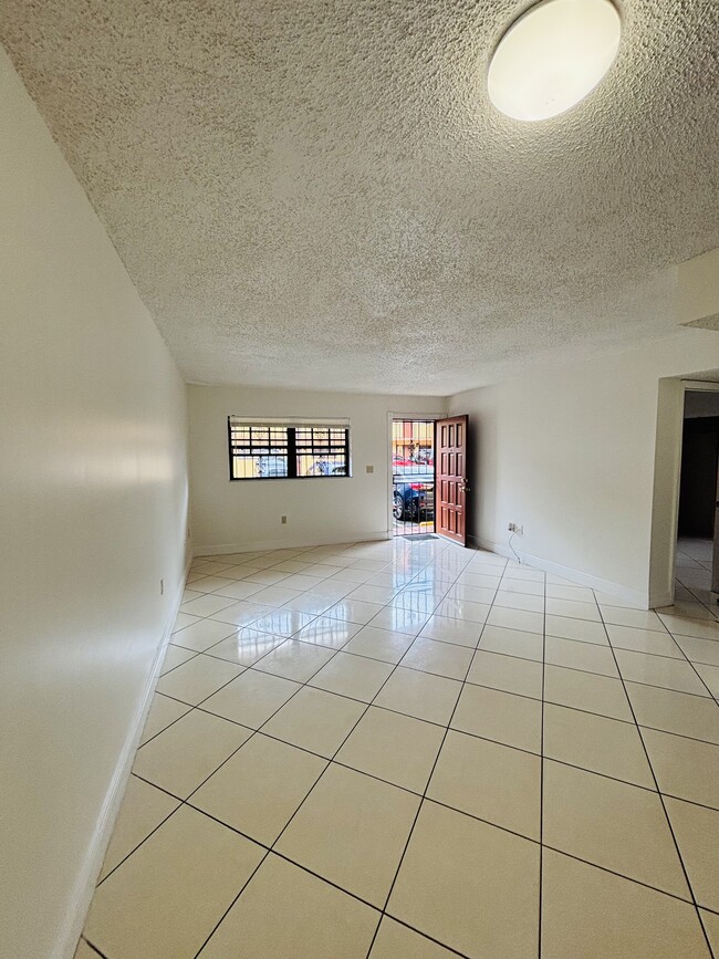 Building Photo - 1331 W 51st Pl