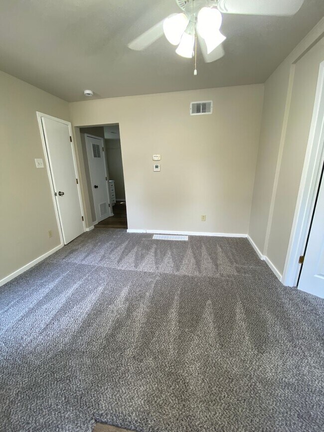 Building Photo - 2 Bedroom on the East Side - Fenced In Bac...