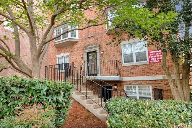 Foto del edificio - 3804 Rodman St NW