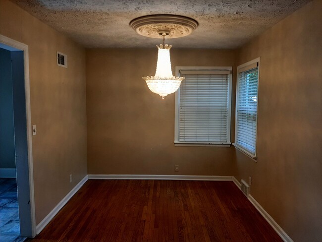 Building Photo - 3 Bedroom with Hardwood Floors! South Side...