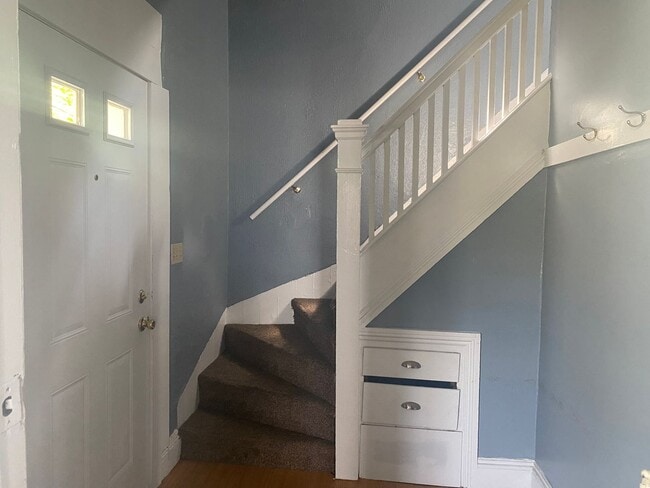 Building Photo - 418 Locust - 3 Bed/1 Bath House Near WMU/K...
