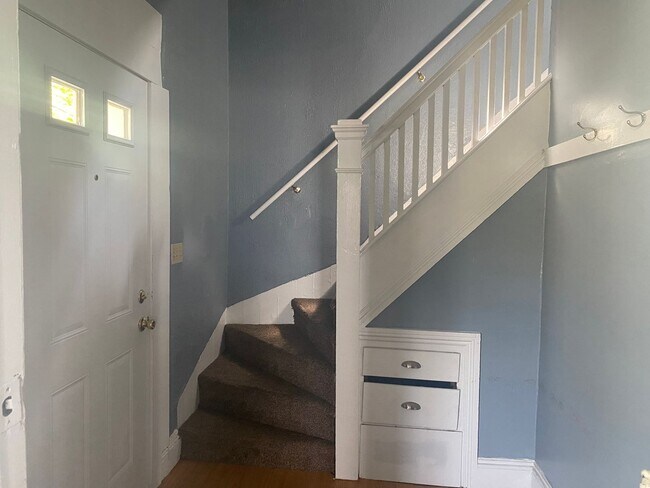 Foto del edificio - 418 Locust - 3 Bed/1 Bath House Near WMU/K...