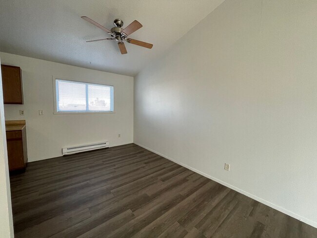 Building Photo - 1 Month Free on a 12-Month Lease - 3 bed 1 bath in West Fargo!!