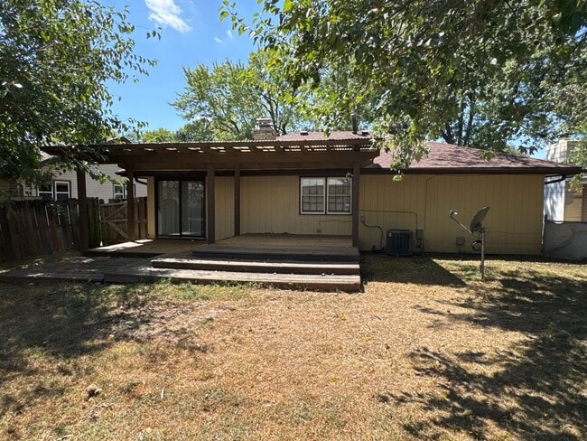Building Photo - Nice 3 Bedroom 2 Bathroom home for $1250!