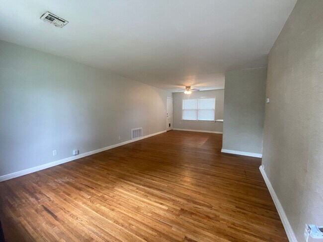 Building Photo - Charming Brookside Bungalow on large corne...