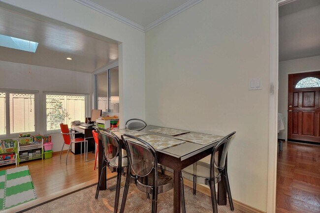Foto del edificio - 402 W Oakwood Blvd